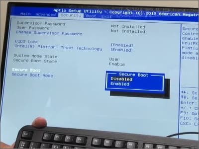 Secure BootをDisableに変更している画像