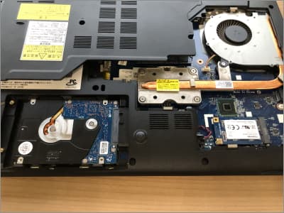 パソコンを分解してHDD（SSD）構成を確認している画像