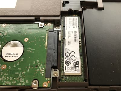 M.2 SSDをノートパソコンに取り付けた画像