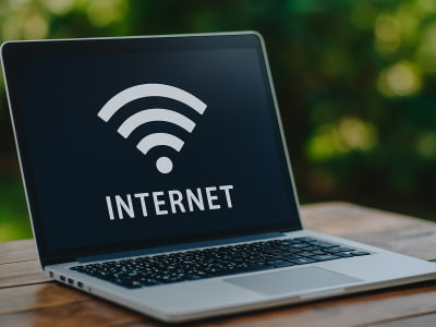 wi-fiでインターネットに接続しているノートパソコンの写真